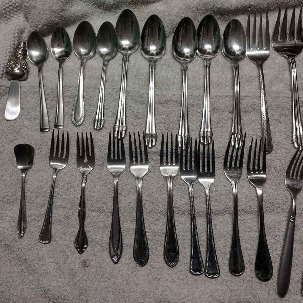 Deluxe Stainless Flatware 24 pc Mix Lot in the Strathmore pattern